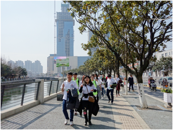 一路上，志愿者把“學雷鋒踐行動 樹新風做好事 做志愿者”的精神傳揚到大街小巷，把雷鋒為人民服務(wù)的志愿精神帶到城市的每個角落。